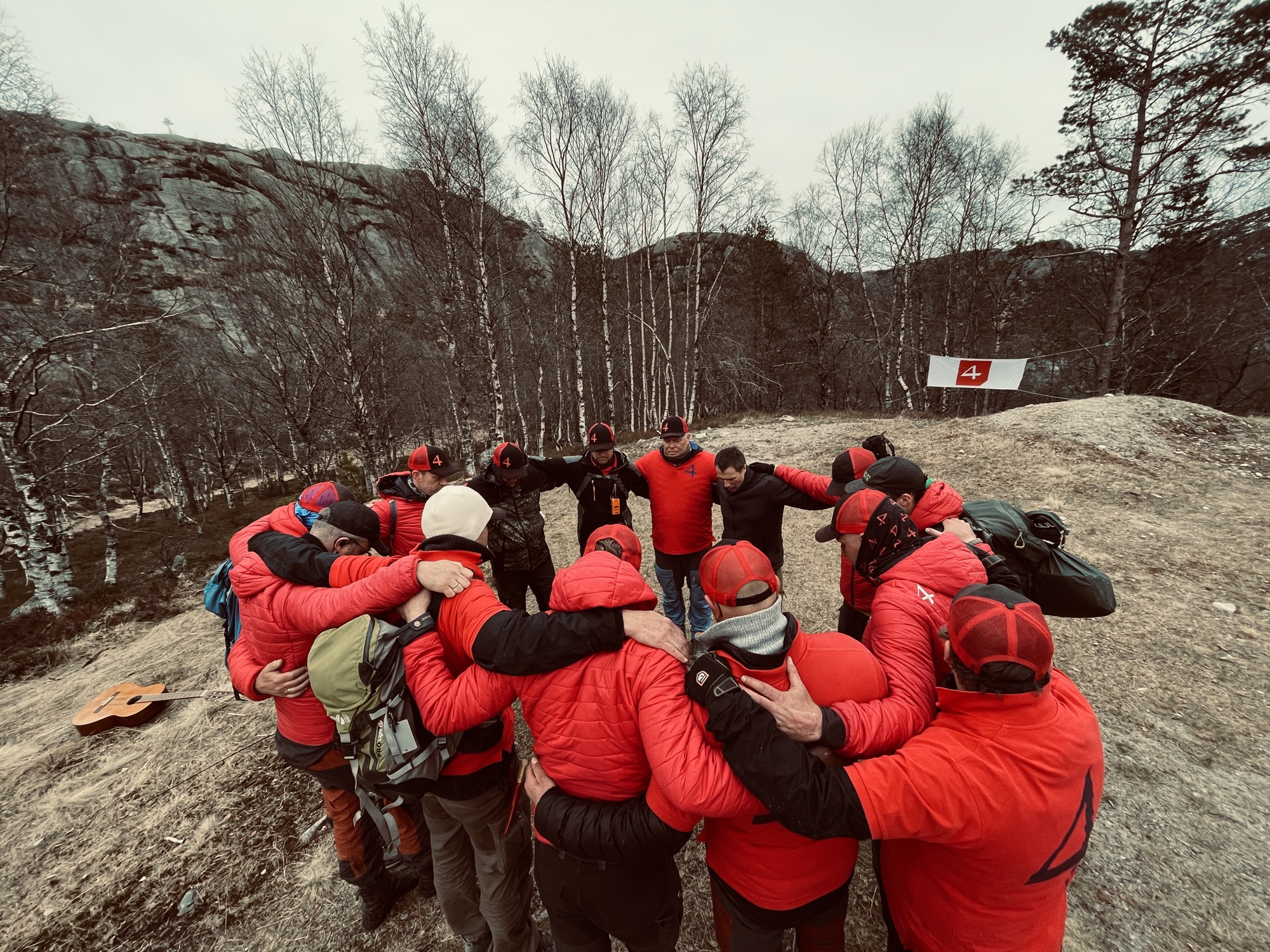 Bröder i bön på fjället