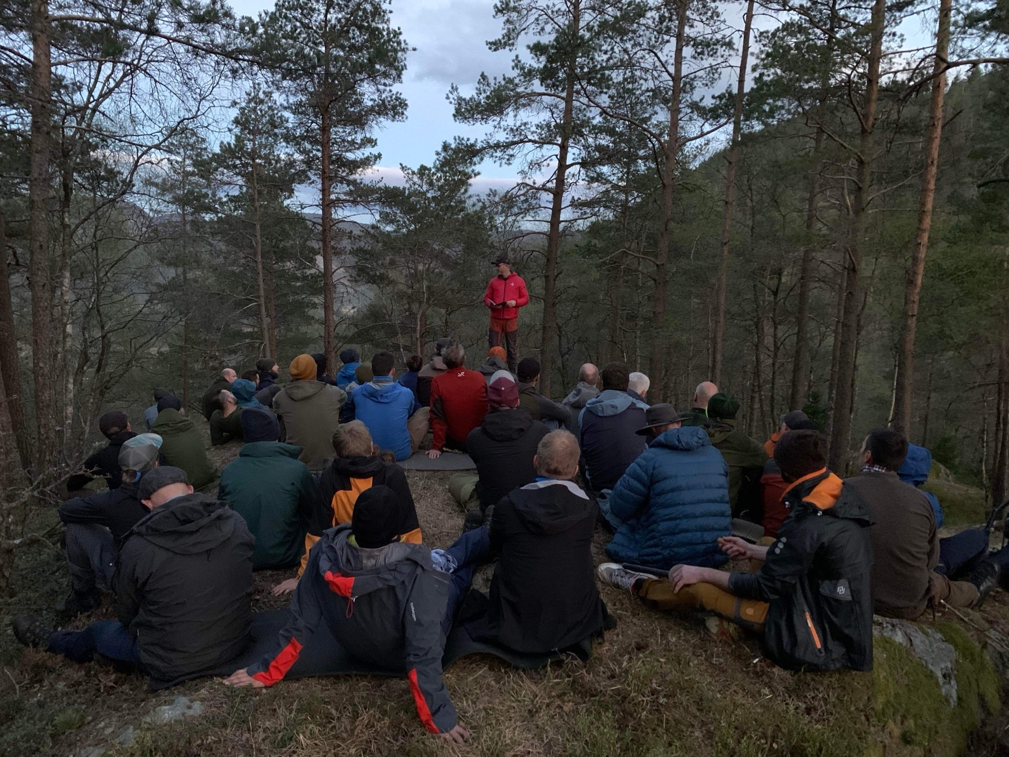 Talare i skogen i skymning