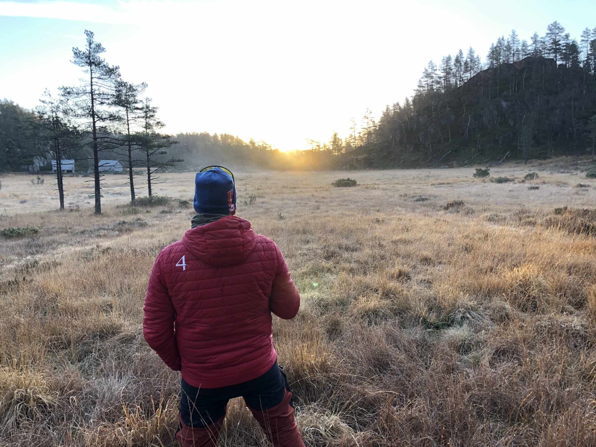 Man i 4M-jacka i soluppgången